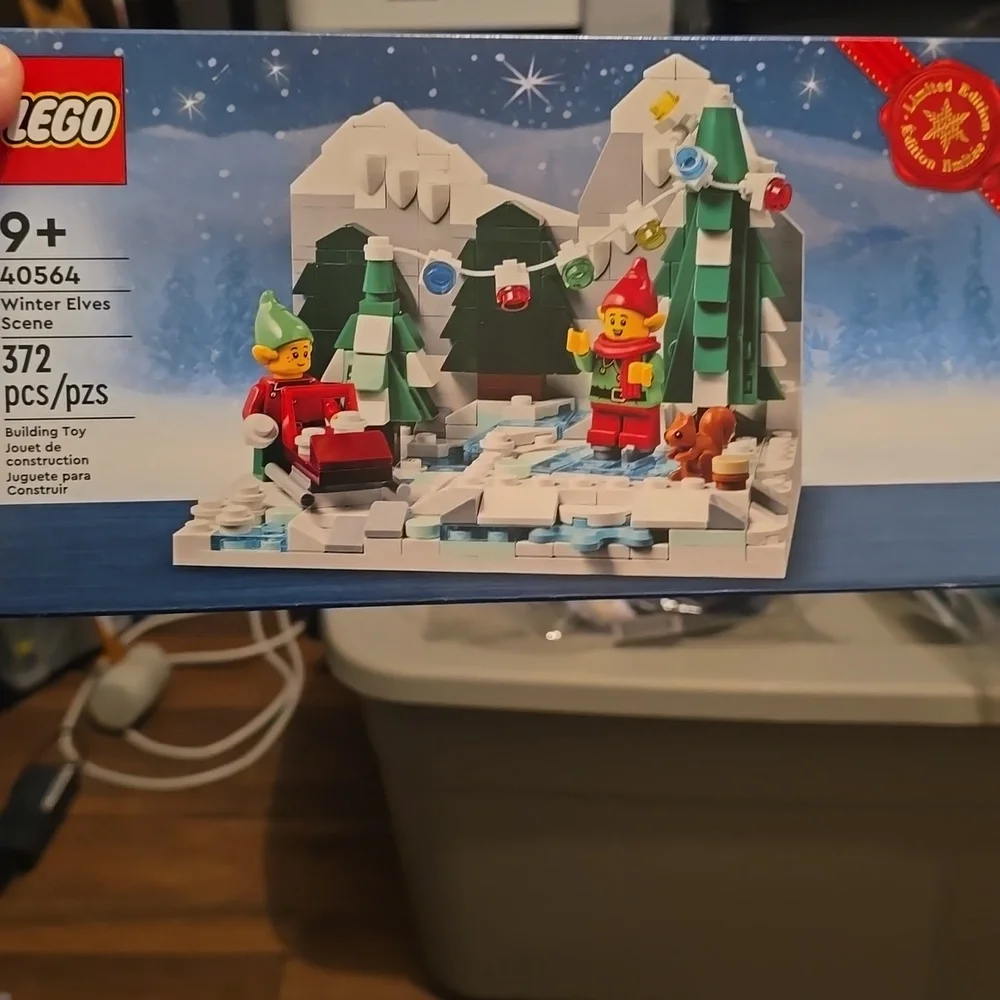 LEGO Holiday Winter Elves Scene - Picture 1 of 3